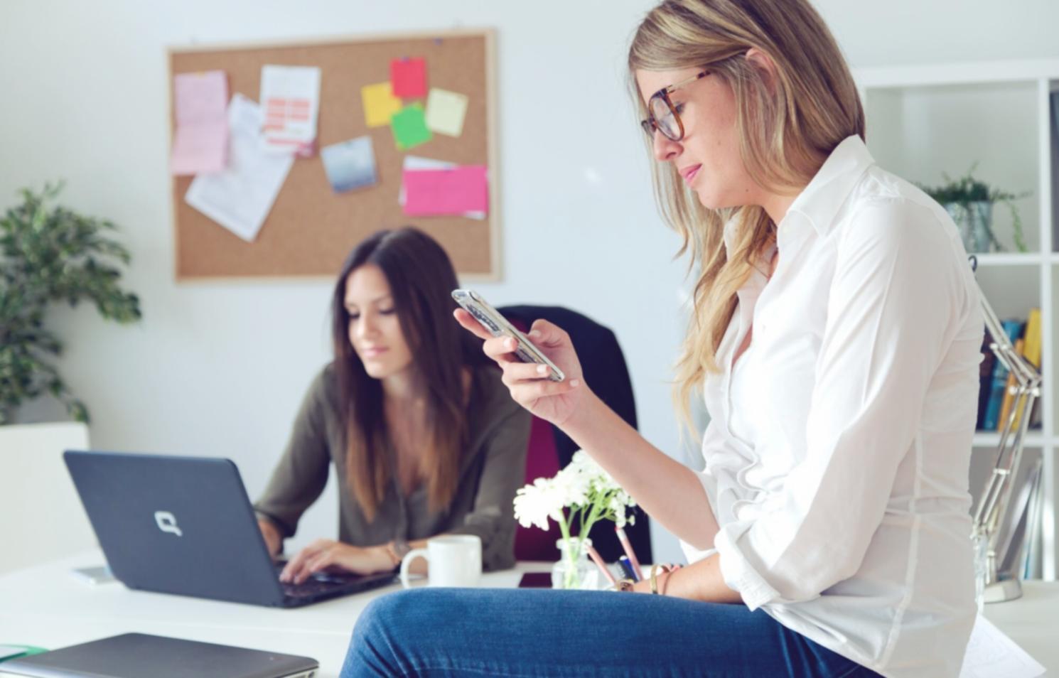 Sesión de trabajo colaborativa entre instructores revisando contenido técnico