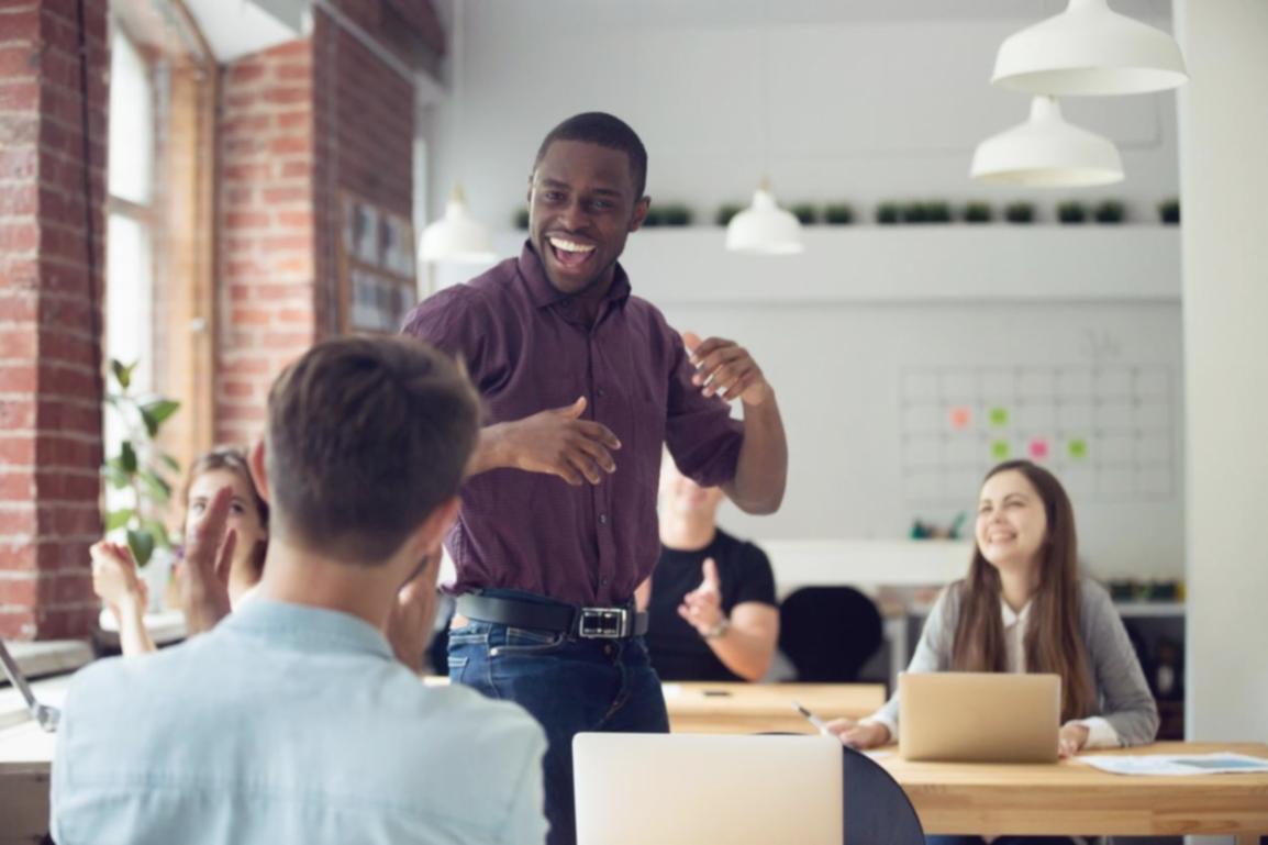 Persona trabajando en optimización técnica con herramientas profesionales