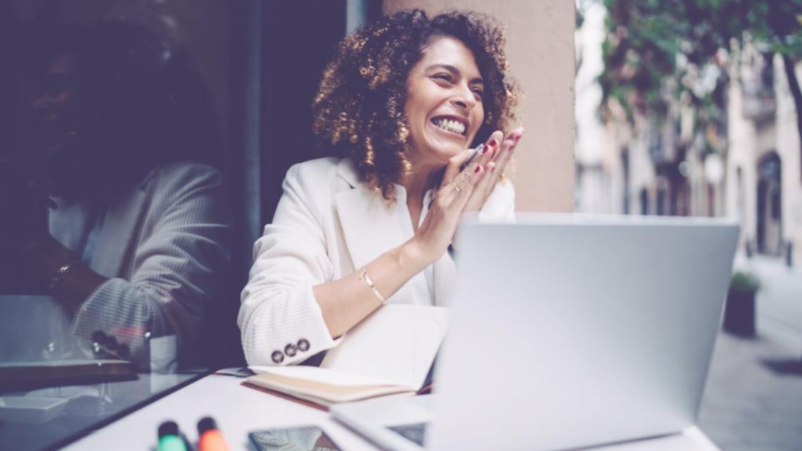 Workspace de desarrollo web con múltiples pantallas mostrando herramientas de análisis SEO